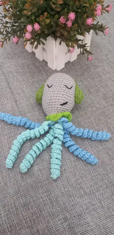 Muñeca amigurumi tejida a mano colorida - miniatura 2