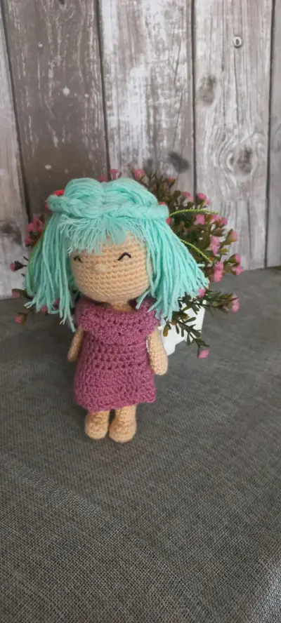 Muñeca amigurumi tejida a mano colorida - miniatura 3