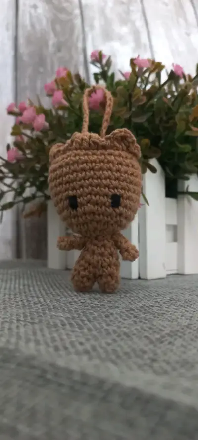 Muñeca amigurumi tejida a mano colorida - miniatura 4