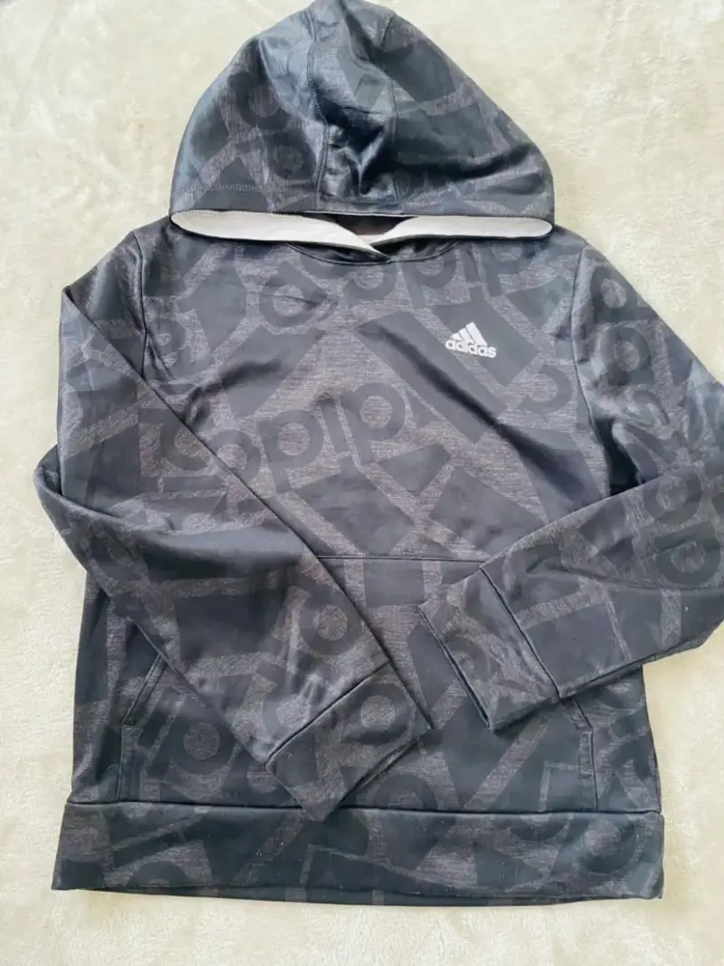 Polerón con capucha Adidas gris estampado