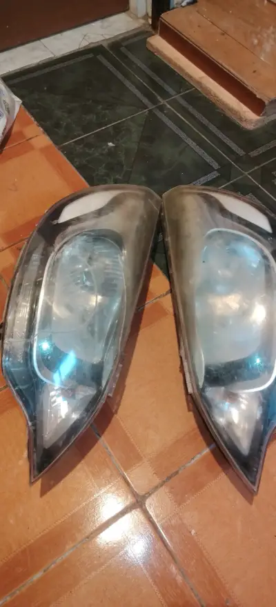 Par de focos delanteros para auto - miniatura 3