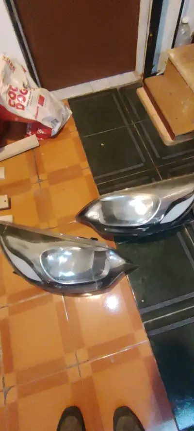 Par de focos delanteros para auto - miniatura 4
