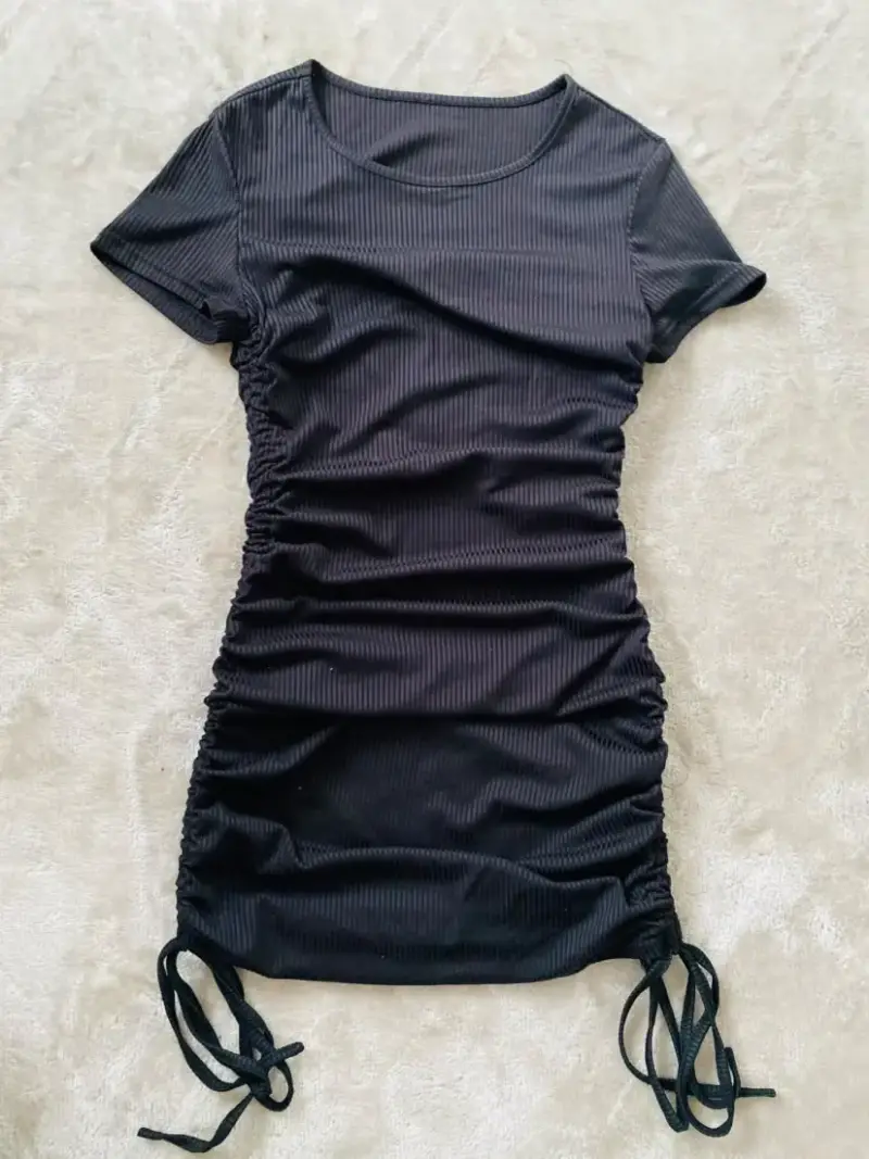 Vestido ajustado negro con fruncidos laterales