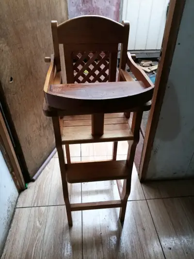Silla alta de madera para bebé - miniatura 1