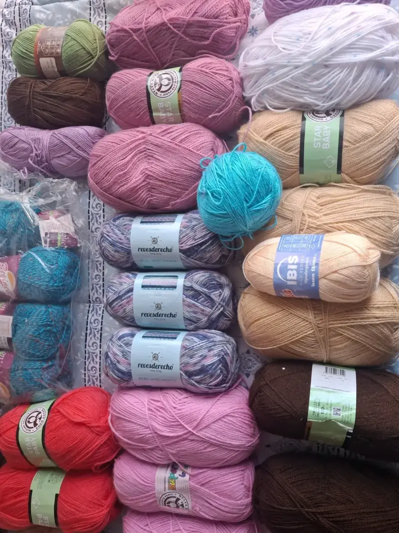 Lote de lanas de colores variados para tejer - 1
