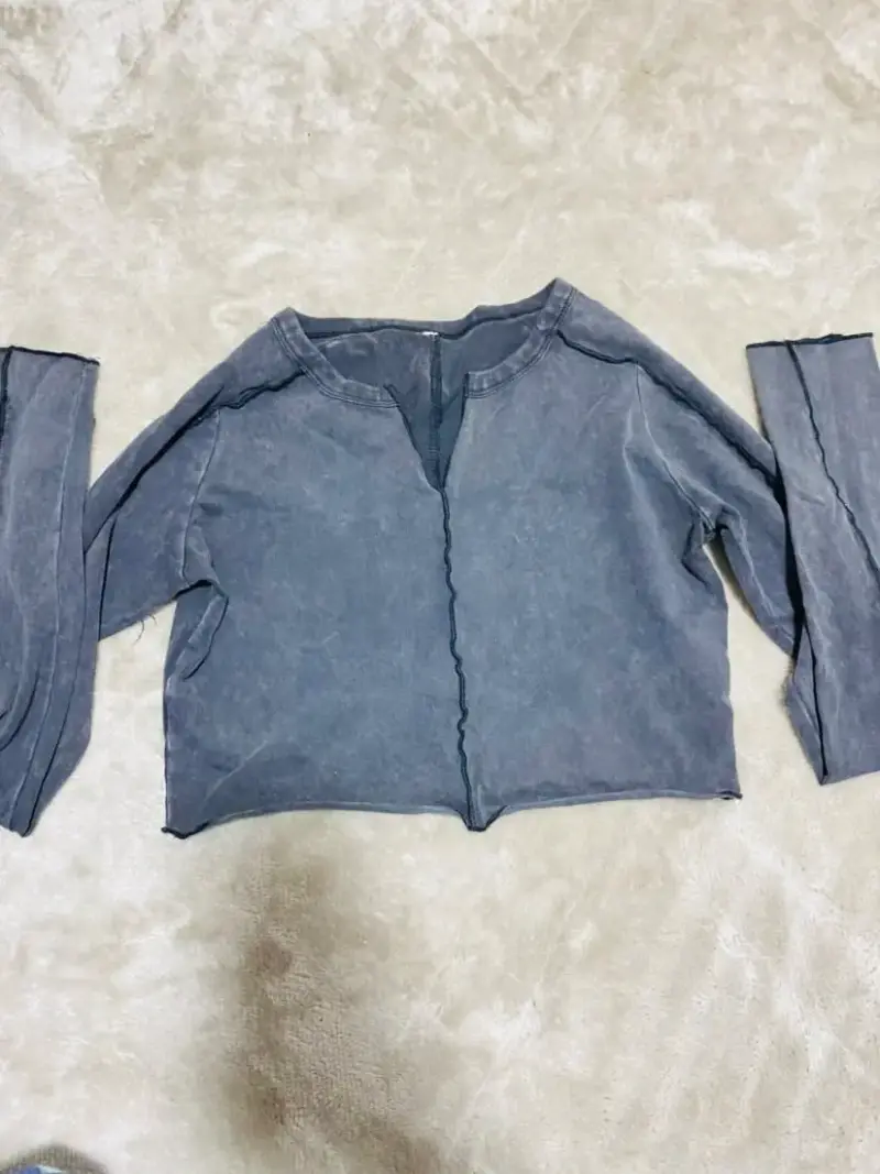 Polera manga larga gris desgastada