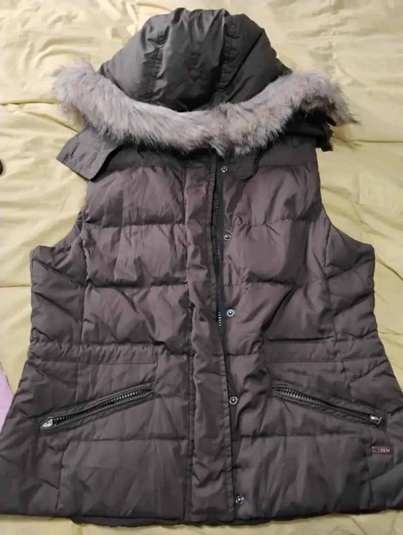 Chaqueta sin mangas con capucha de piel sintética