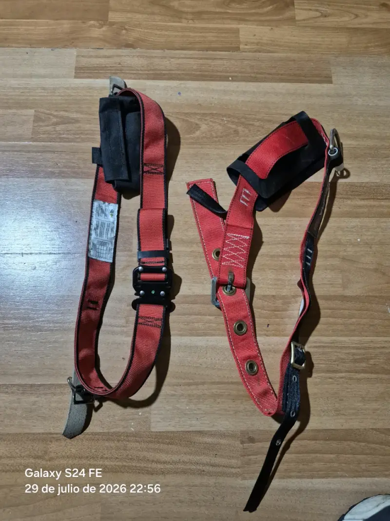 Cinturon de seguridad para trabajo en altura rojo