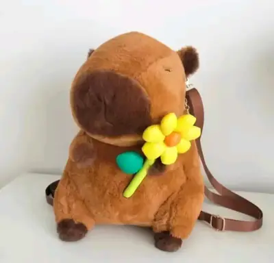 Mochila de peluche capibara con flor - miniatura 1
