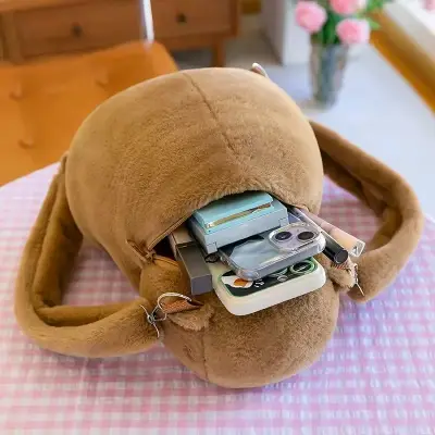 Mochila de peluche capibara con flor - miniatura 3