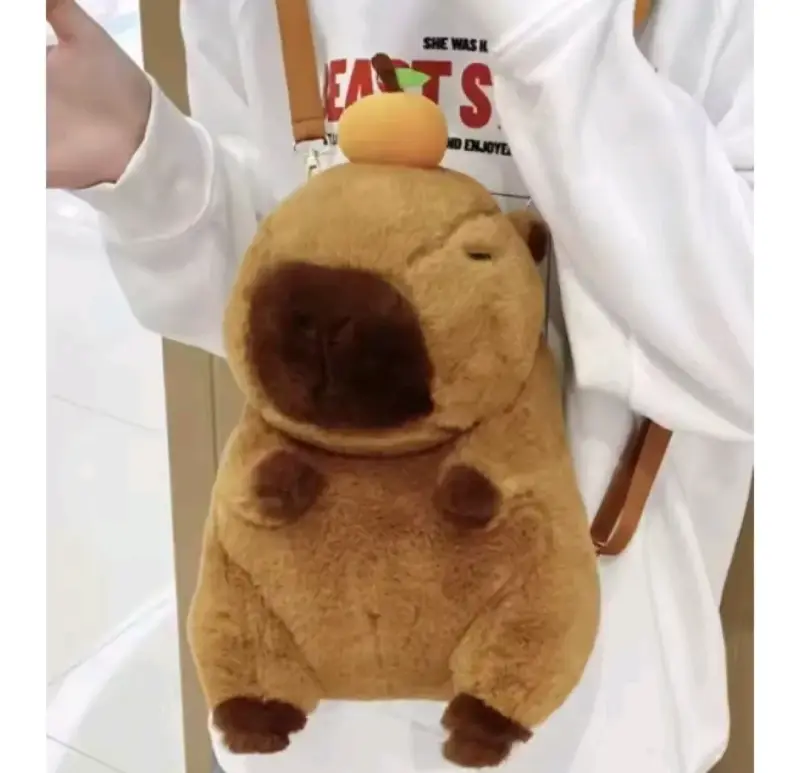 Mochila de peluche capibara con flor - 4
