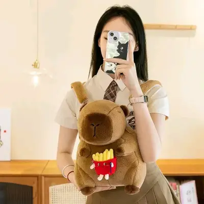 Mochila de peluche capibara con flor - miniatura 6