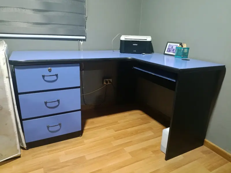 Escritorio en L con cajonera azul y negro - 1