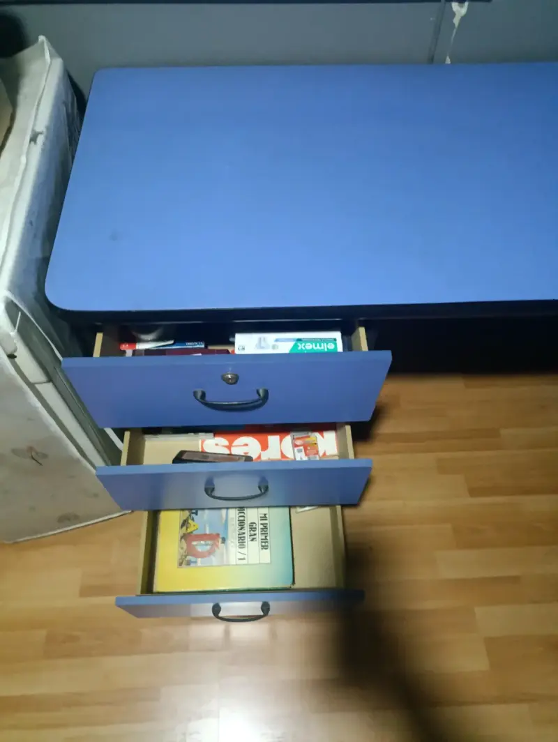 Escritorio en L con cajonera azul y negro - 2