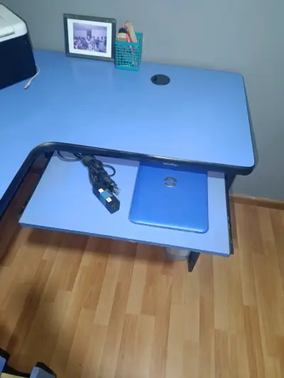 Escritorio en L con cajonera azul y negro - miniatura 4