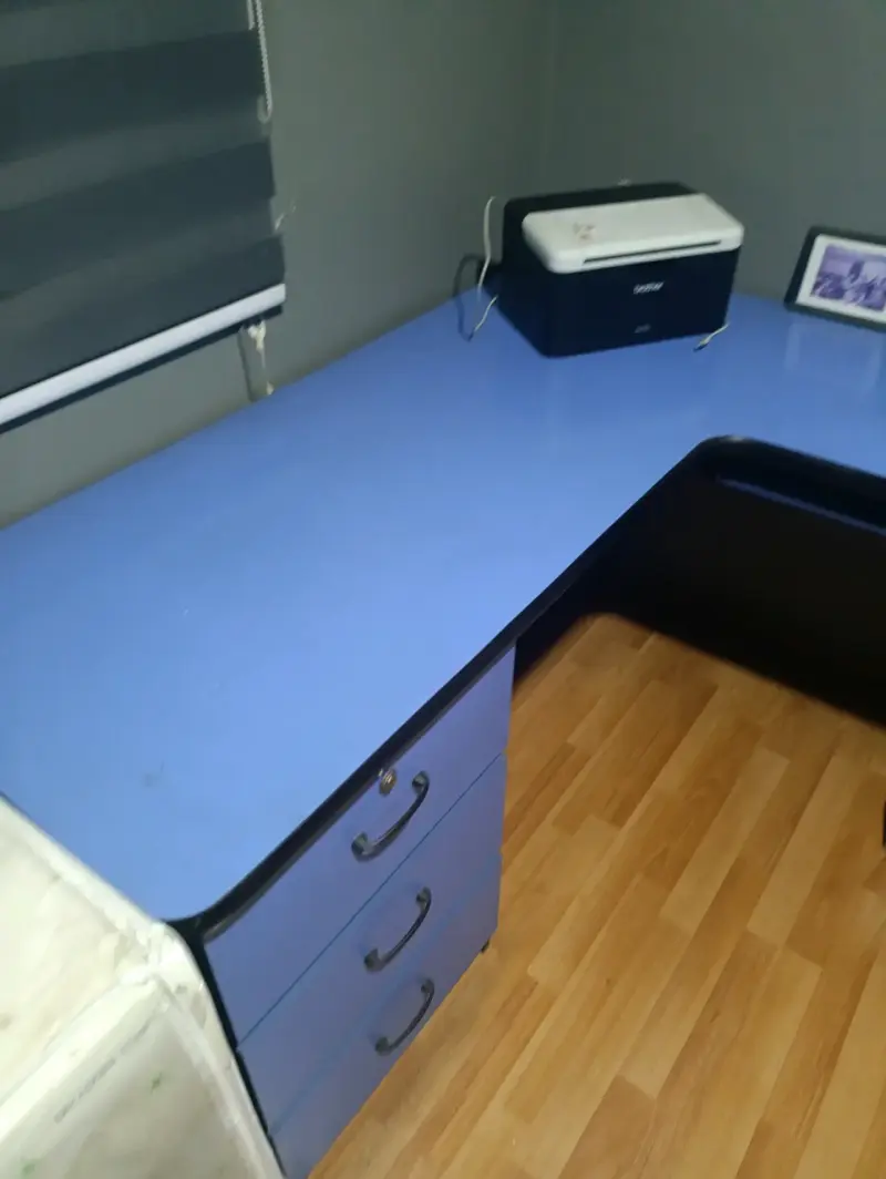 Escritorio en L con cajonera azul y negro - 6