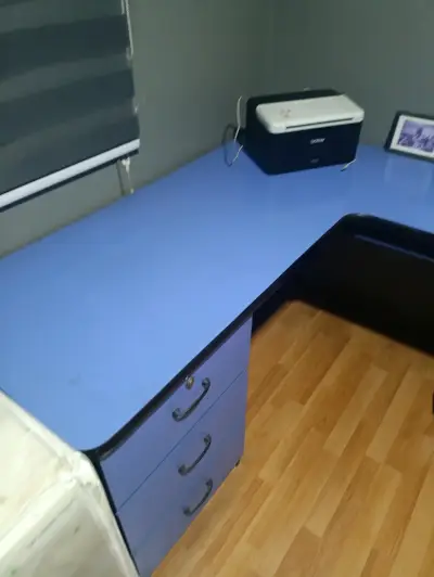 Escritorio en L con cajonera azul y negro - miniatura 6