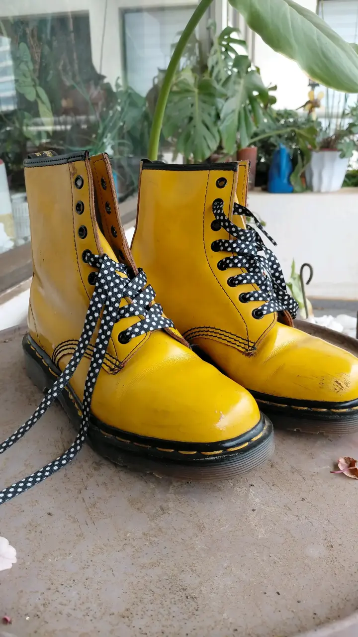 Botas amarillas Dr. Martens de cuero - 1