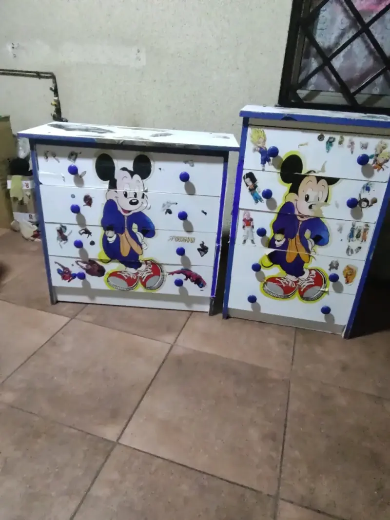 Cómoda infantil con diseño de Mickey Mouse - 1