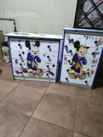 Cómoda infantil con diseño de Mickey Mouse - miniatura 1