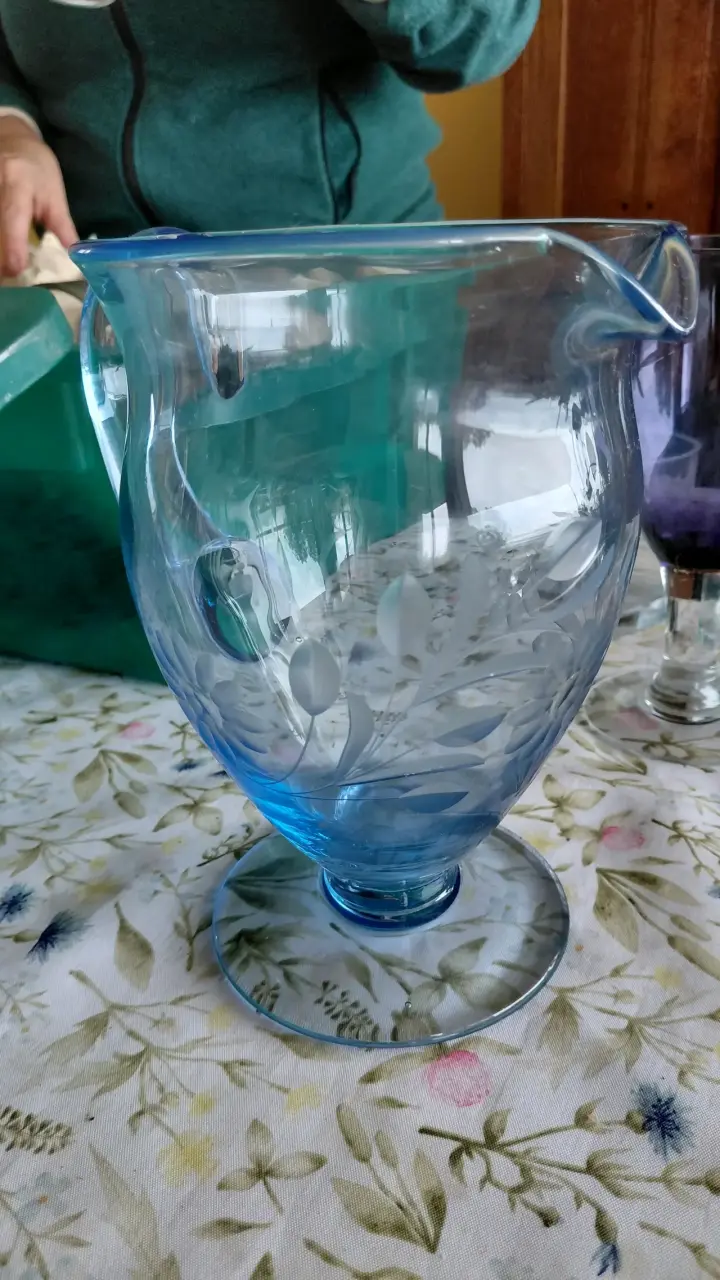 Jarra de vidrio azul con diseño grabado
