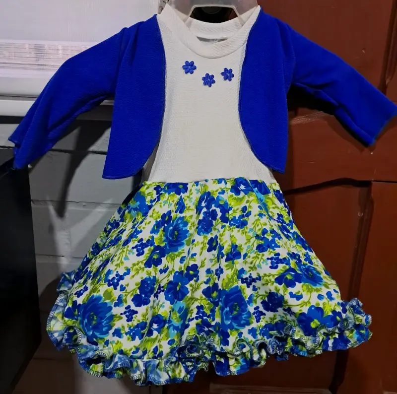 Vestido infantil con chaqueta azul y estampado floral