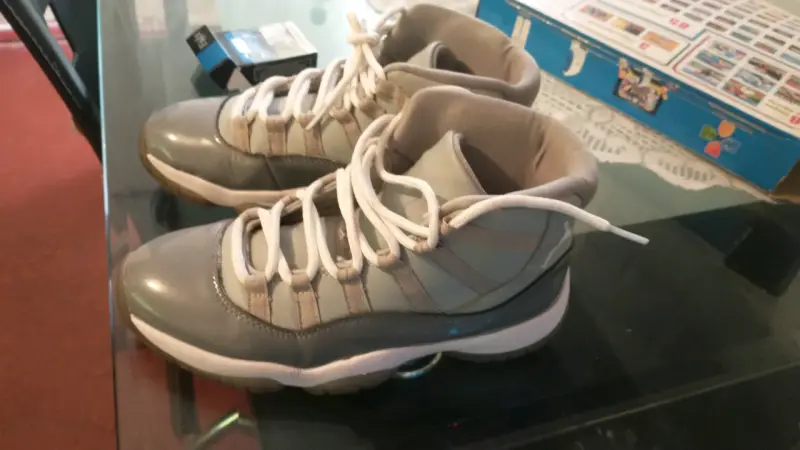 Zapatillas deportivas grises de caña alta