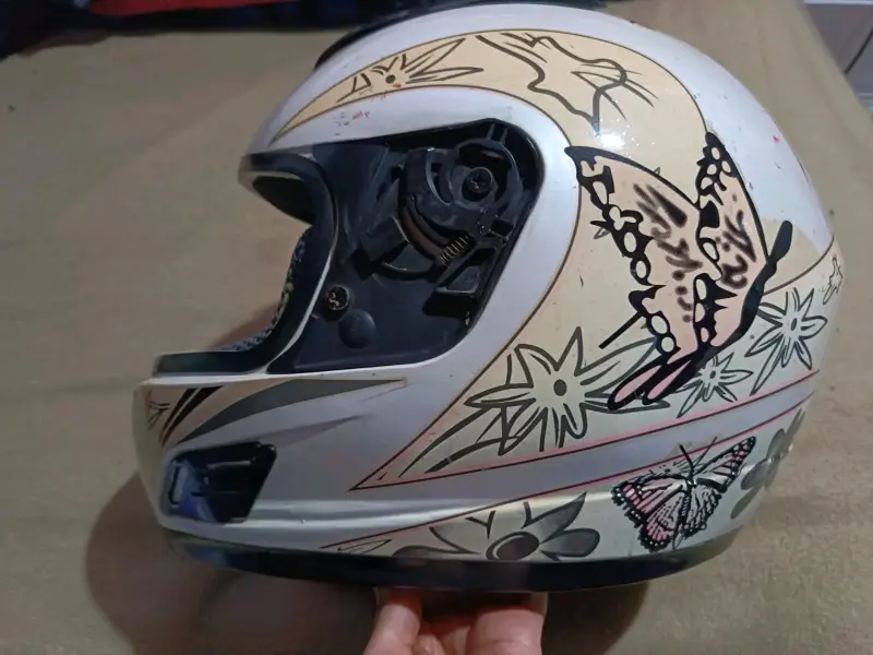 Casco de moto con diseño de mariposas - 1