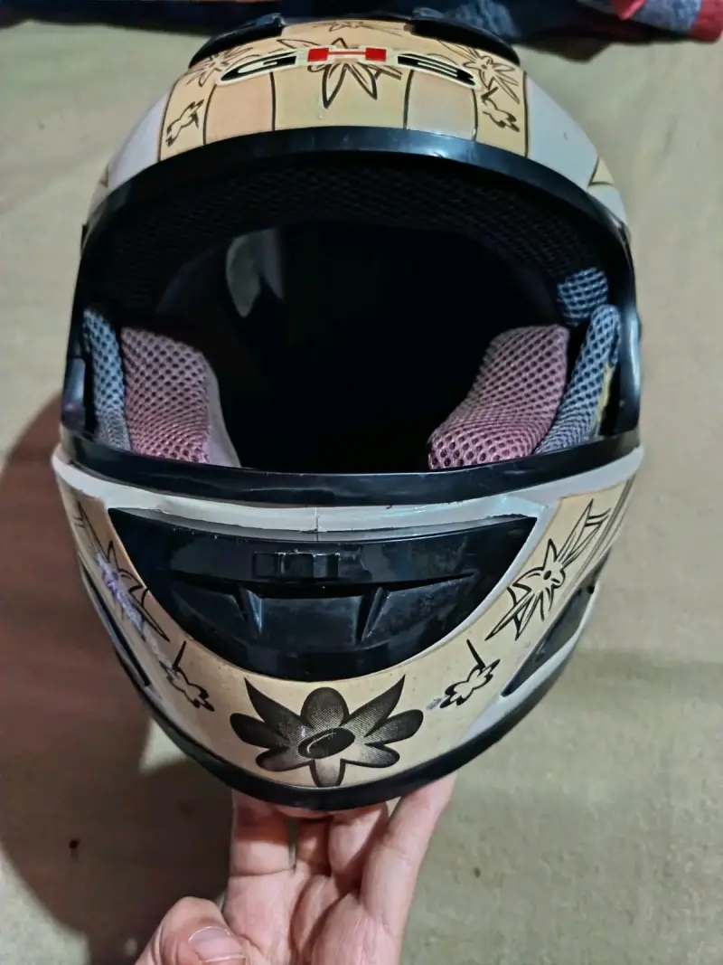 Casco de moto con diseño de mariposas - 2