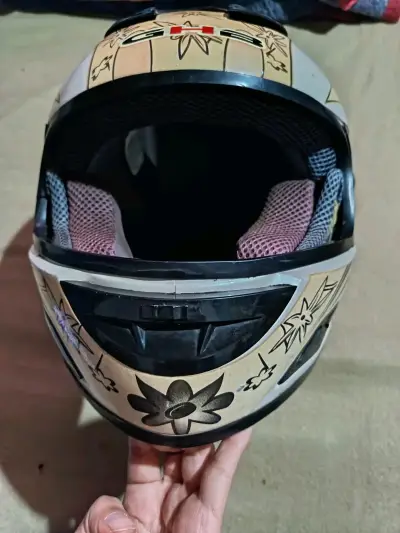 Casco de moto con diseño de mariposas - miniatura 2