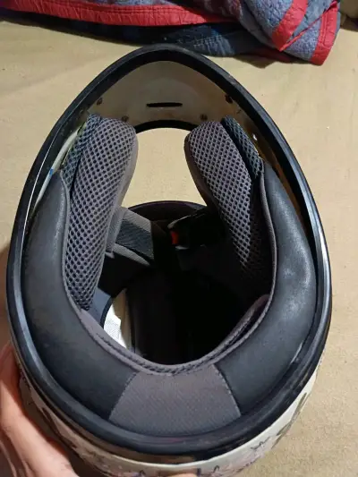 Casco de moto con diseño de mariposas - miniatura 3