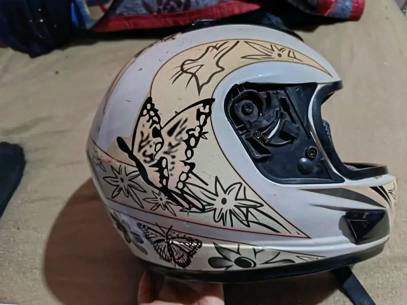 Casco de moto con diseño de mariposas - 4