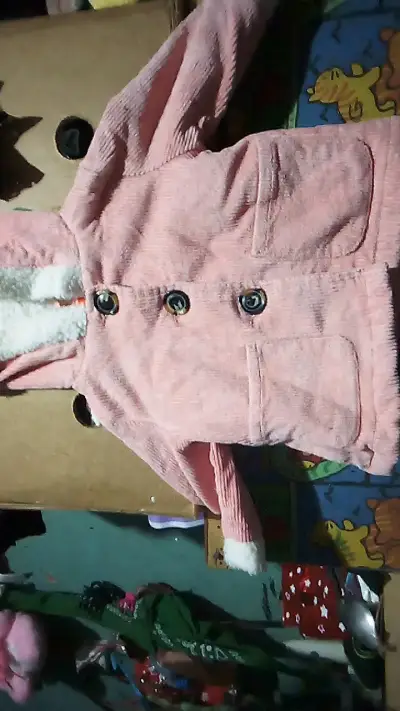 Abrigo de bebé rosado con capucha - miniatura 1