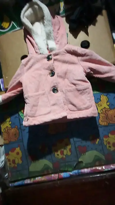 Abrigo de bebé rosado con capucha - miniatura 2
