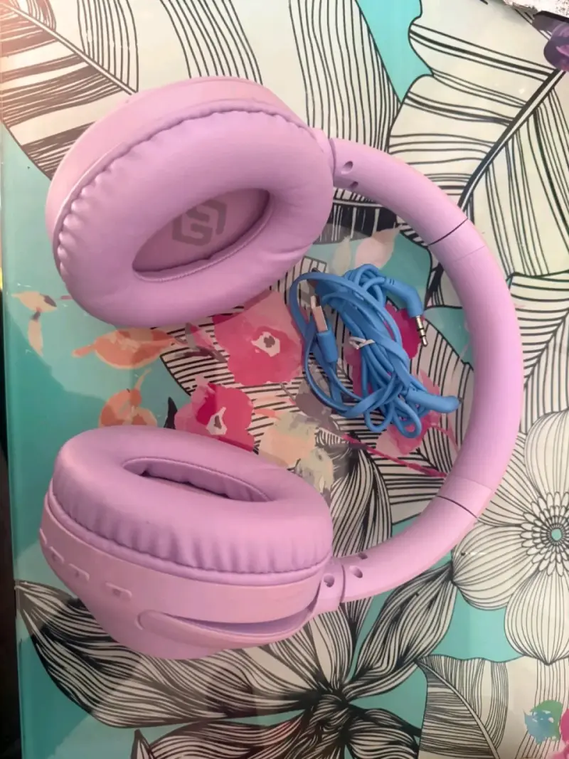 Audífonos inalámbricos rosados con cable auxiliar