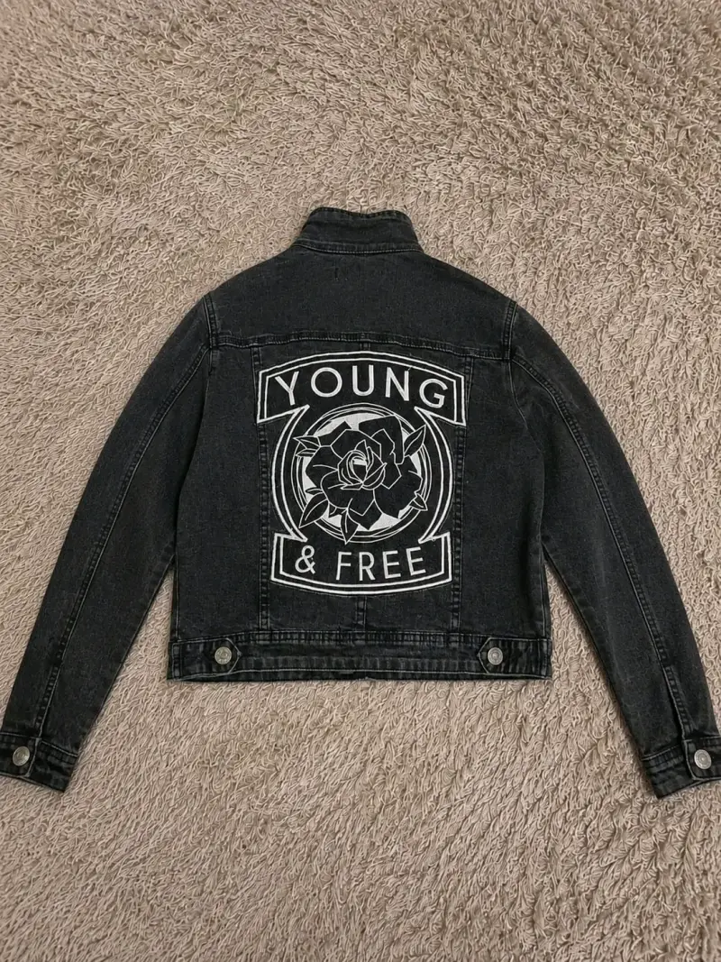 Chaqueta de mezclilla negra con diseño Young & Fre - 1