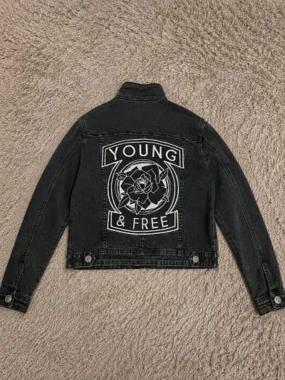 Chaqueta de mezclilla negra con diseño Young & Fre - miniatura 1
