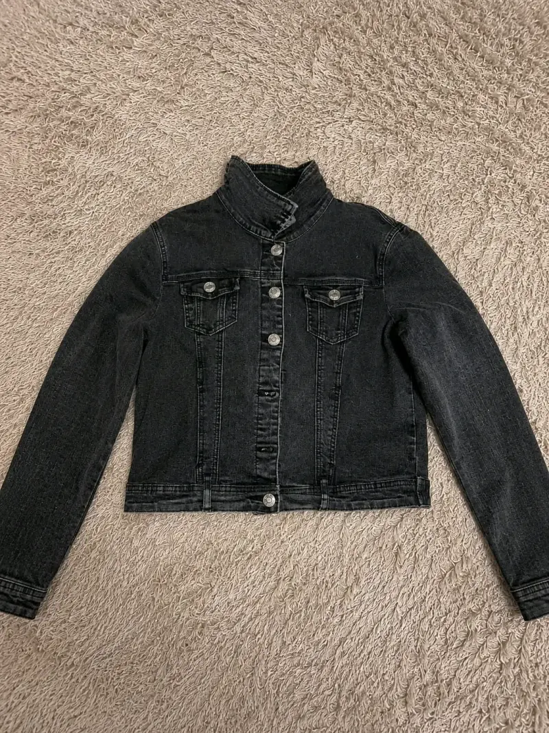Chaqueta de mezclilla negra con diseño Young & Fre - 2