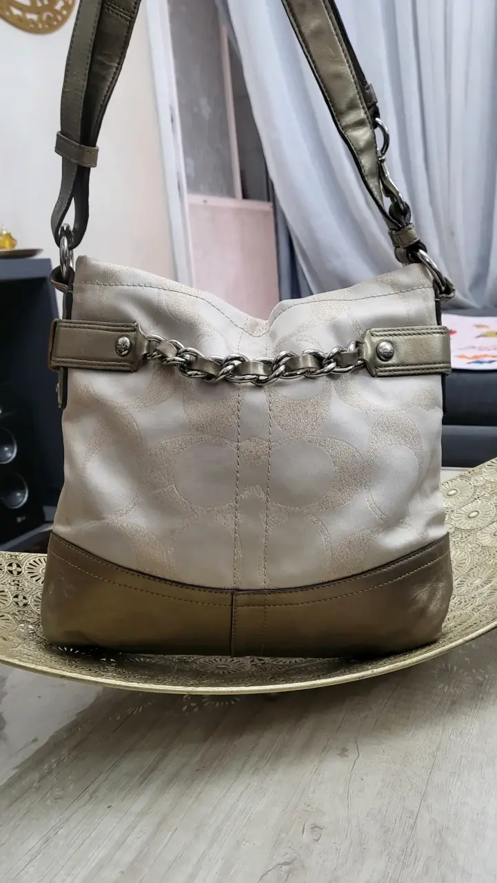 Bolso de hombro Coach beige con cadena - 1