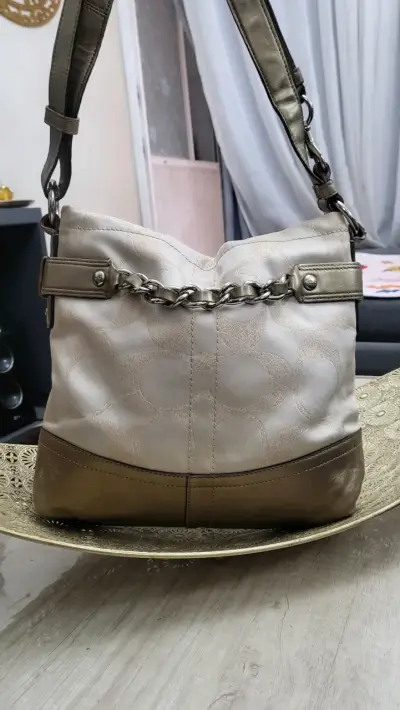 Bolso de hombro Coach beige con cadena - miniatura 1