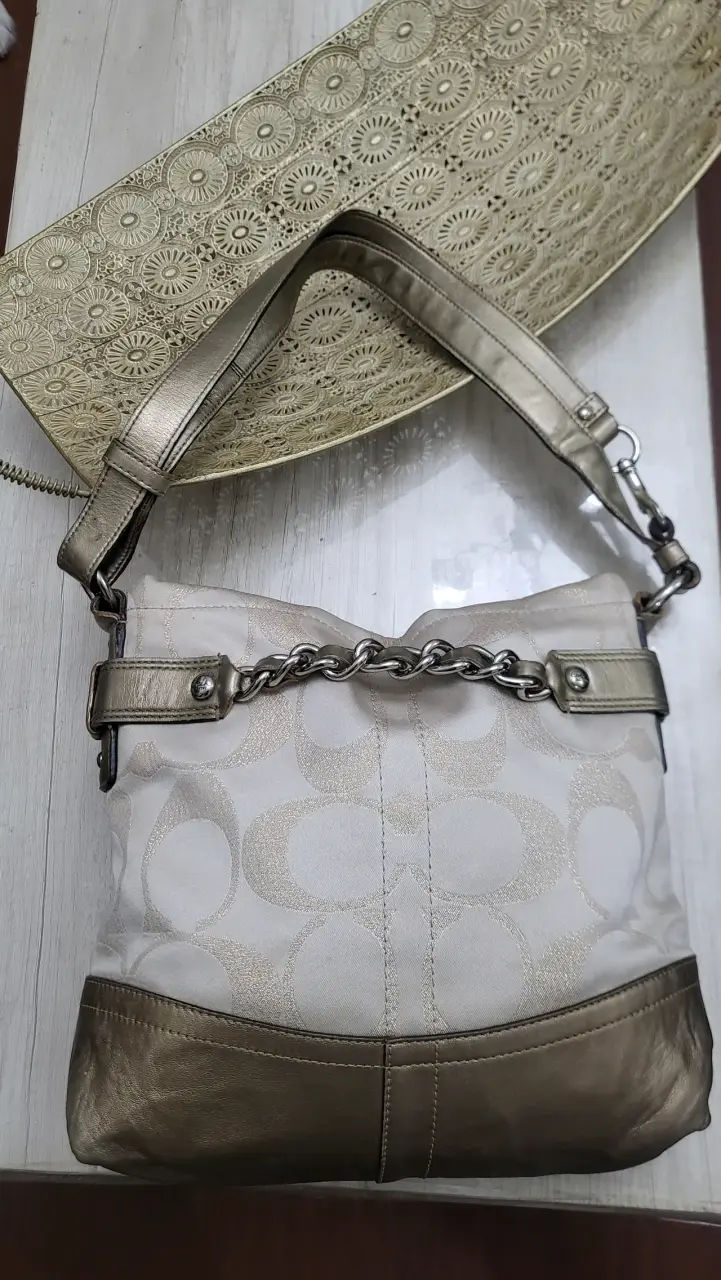 Bolso de hombro Coach beige con cadena - 3