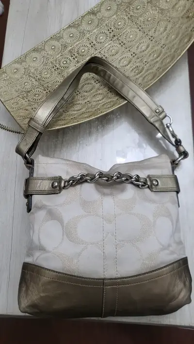 Bolso de hombro Coach beige con cadena - miniatura 3