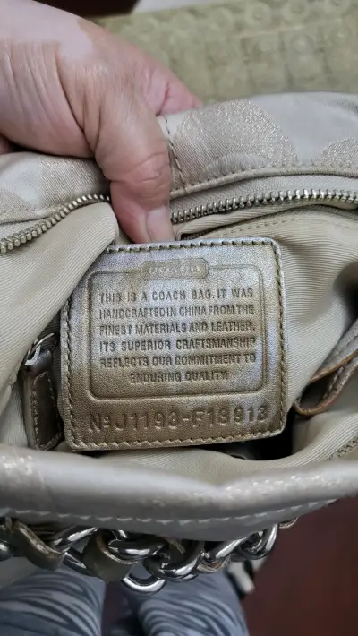 Bolso de hombro Coach beige con cadena - miniatura 4