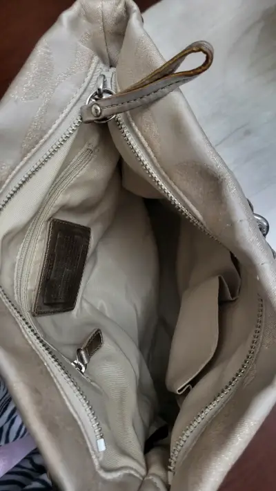 Bolso de hombro Coach beige con cadena - miniatura 5