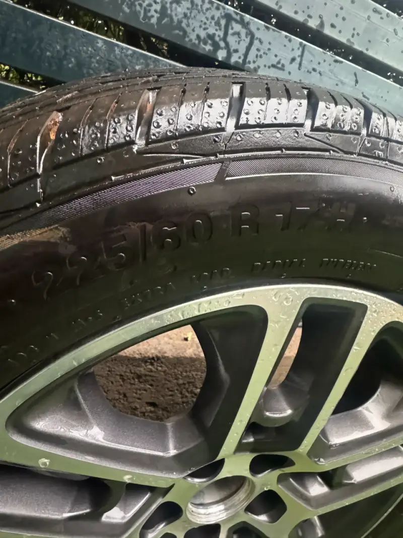 Llanta de Aleación con Neumático Continental 225/60 R17 - 2
