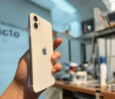 iPhone 11 blanco en buen estado - miniatura 2