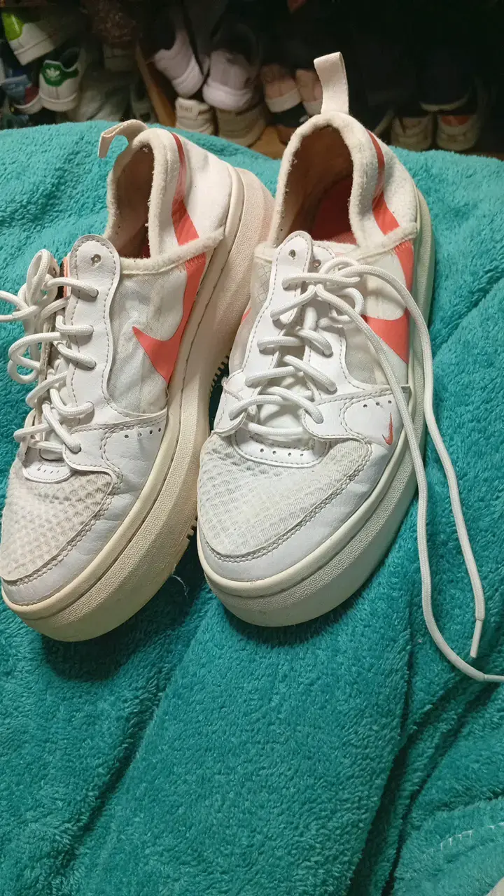 Zapatillas deportivas blancas con detalles naranjas - 1
