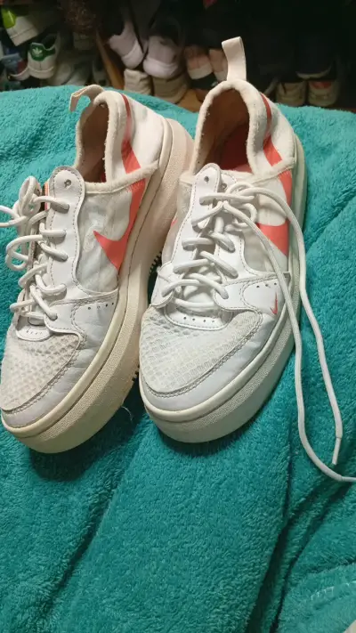 Zapatillas deportivas blancas con detalles naranjas - miniatura 1