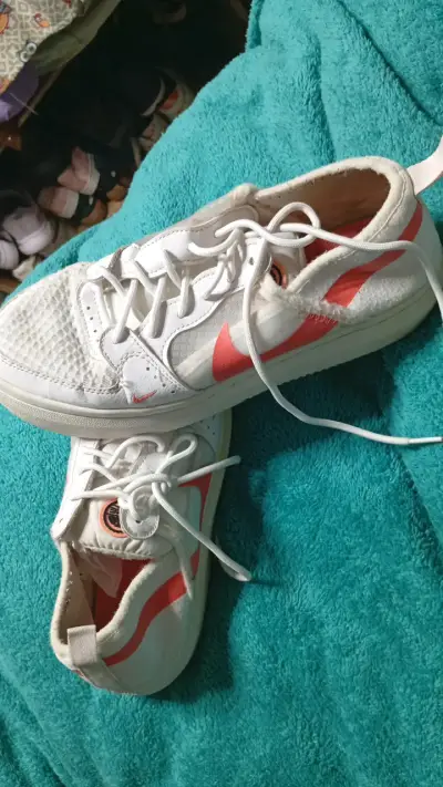 Zapatillas deportivas blancas con detalles naranjas - miniatura 2