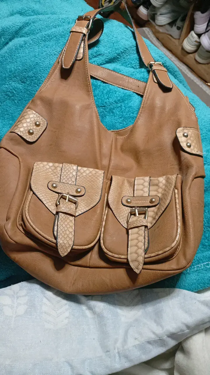 Bolso de cuero marrón con bolsillos frontales - 1